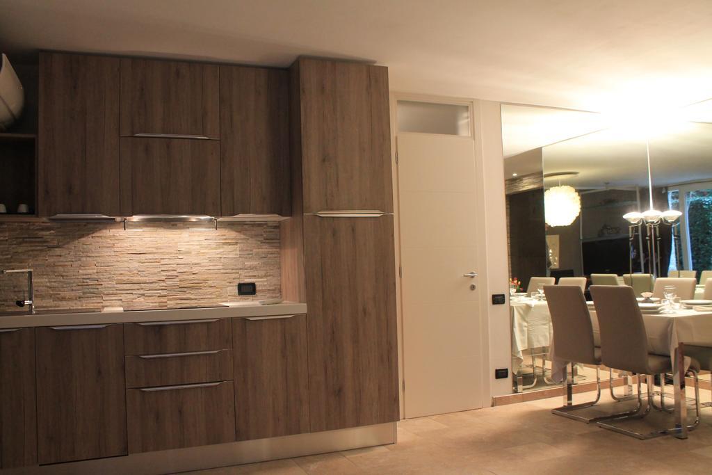 Jane'S Dream Apartment San Felice del Benaco Room photo